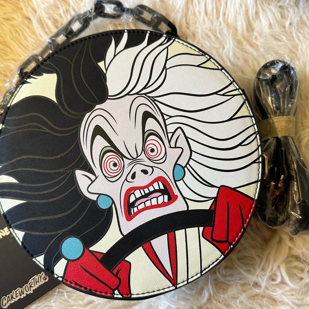 Cakeworthy x Disney Villain Cruella Chain Crossbody Bag NWT